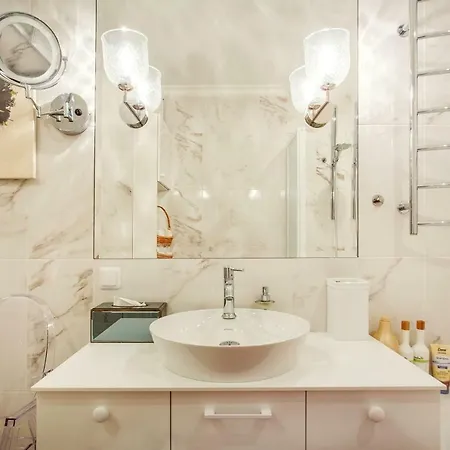 Luxury, Comfort & Quiet Place Next To Cathedral Apartment *